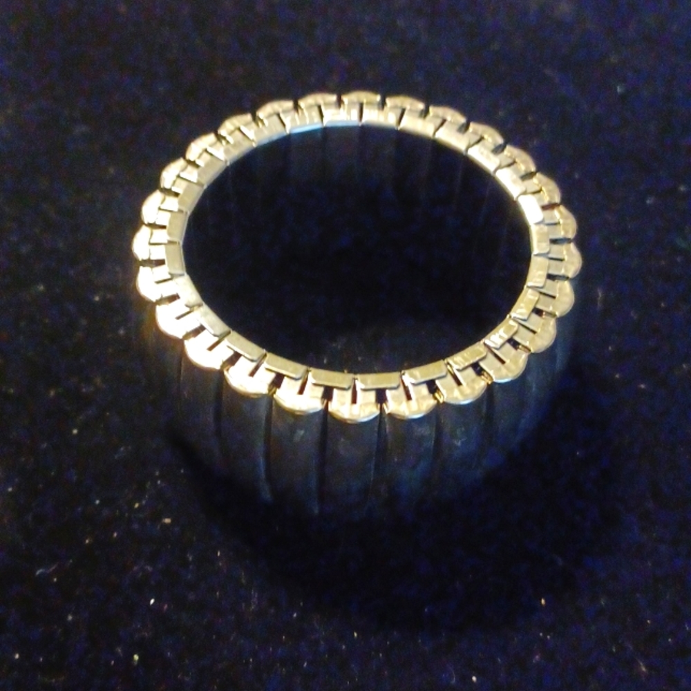 Silvertone stretch bracalet